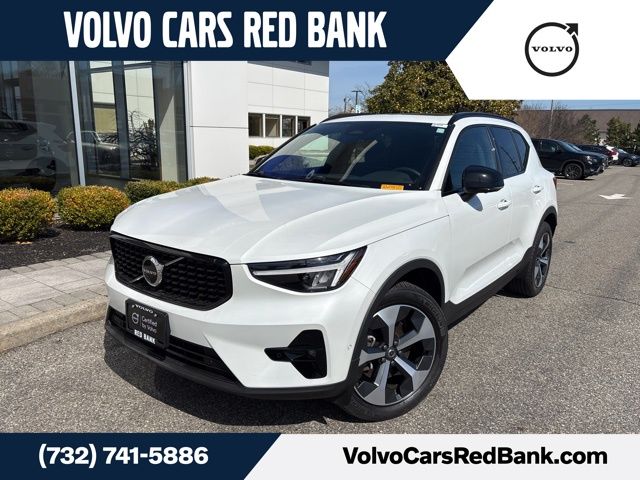 2025 Volvo XC40 B5 Plus Dark AWD's photo