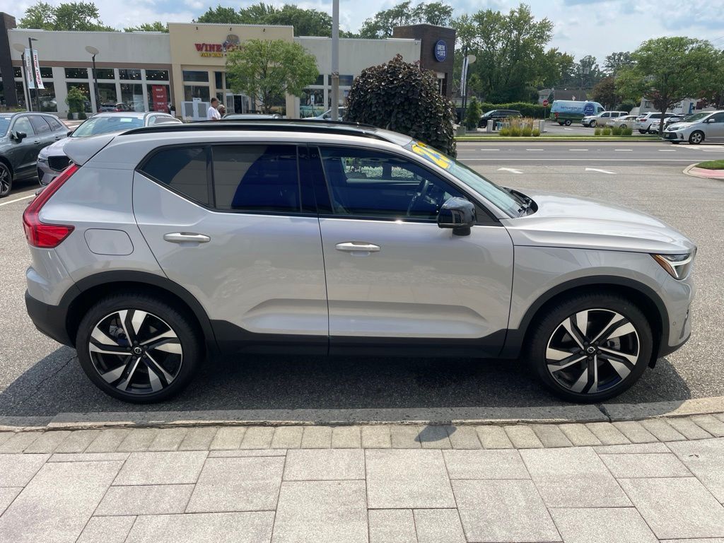 2025 Volvo XC40 Plus - Photo 6