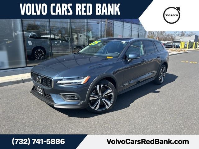 2025 Volvo V60 Cross Country B5 Plus AWD's photo
