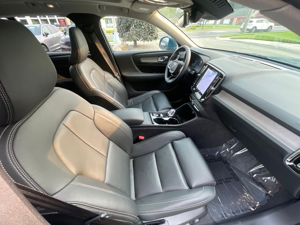 2025 Volvo XC40 Plus - Photo 16