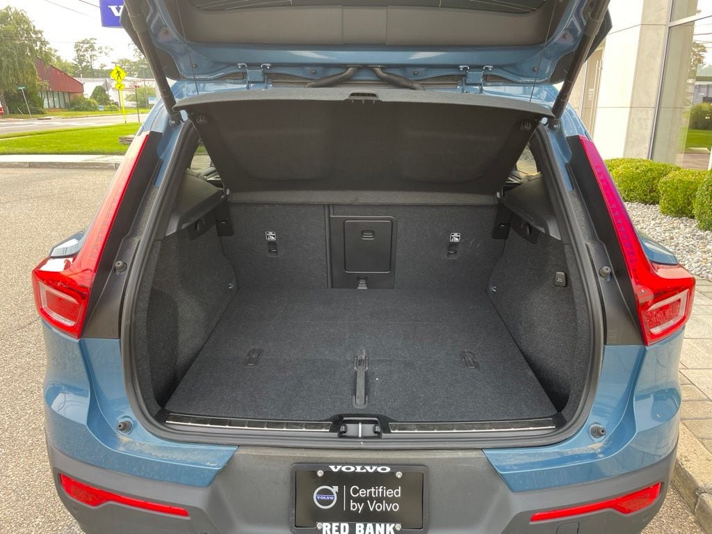 2025 Volvo XC40 Plus - Photo 12