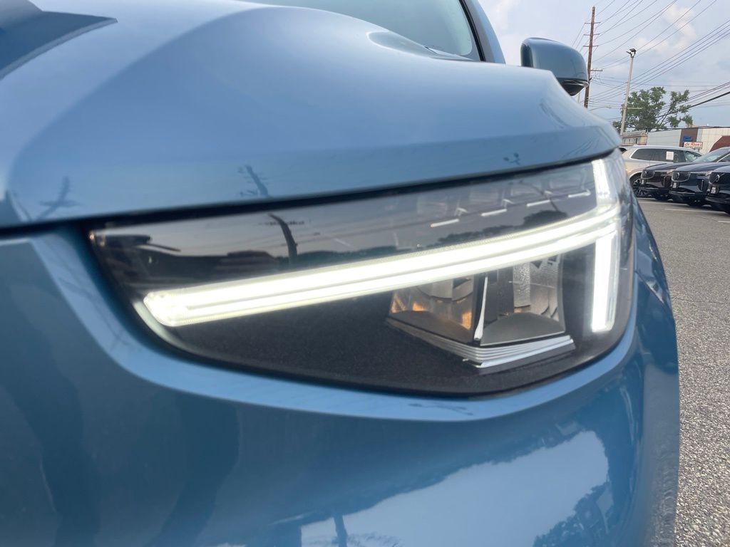 2025 Volvo XC40 Plus - Photo 9