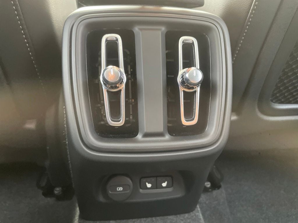 2025 Volvo XC40 Plus - Photo 17
