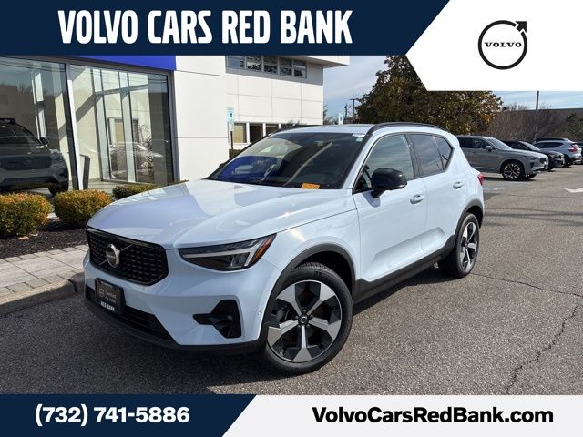 2025 Volvo XC40 B5 Plus Dark AWD's photo