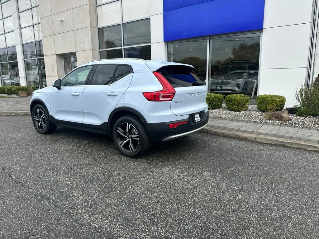 Certified 2025 Volvo XC40 B5 Core SUV