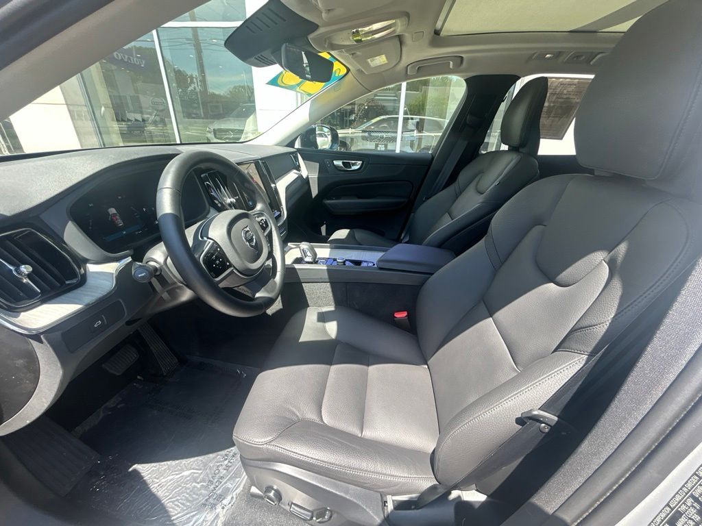 2025 Volvo XC60 Plus - Photo 21