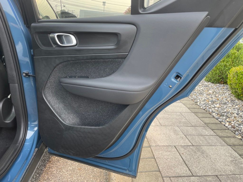 2025 Volvo XC40 Plus - Photo 13