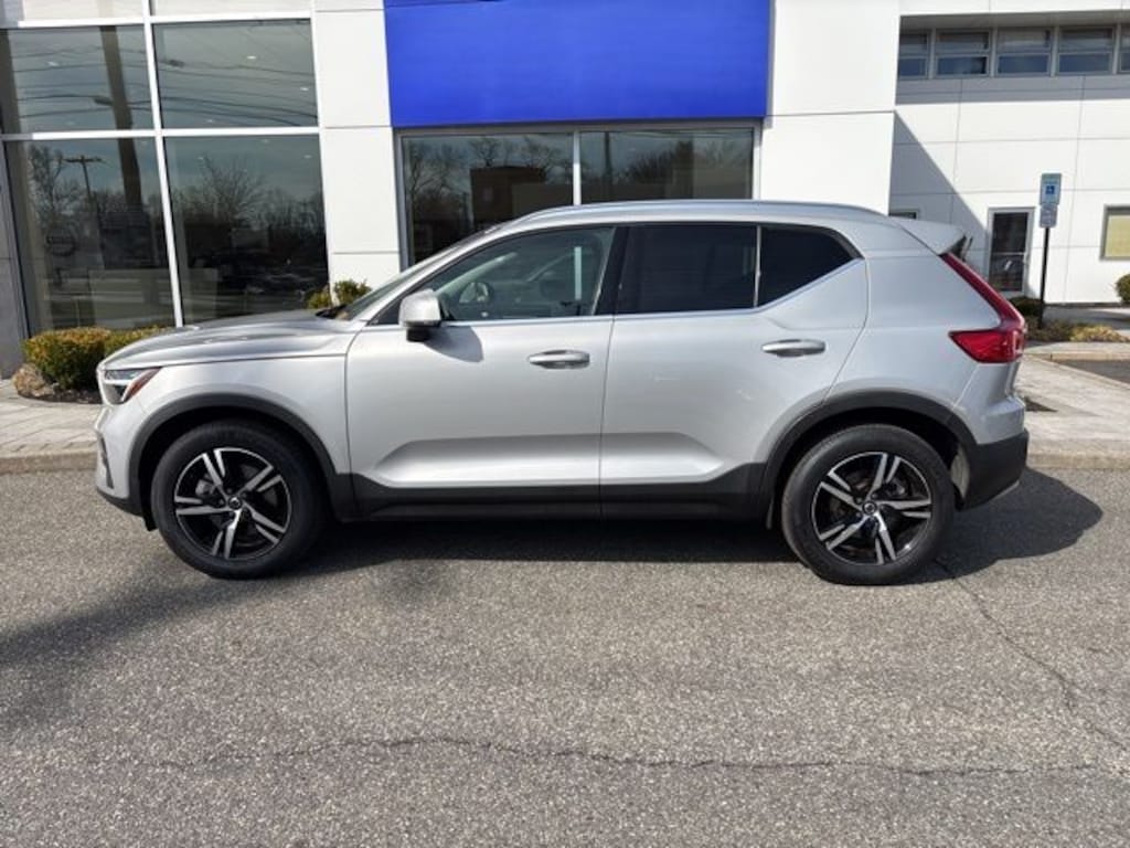 Certified 2025 Volvo XC40 B5 Core SUV