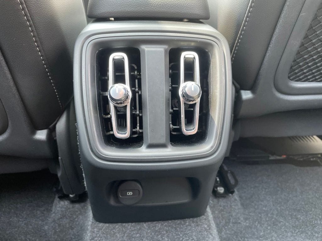 2025 Volvo XC40 Plus - Photo 17