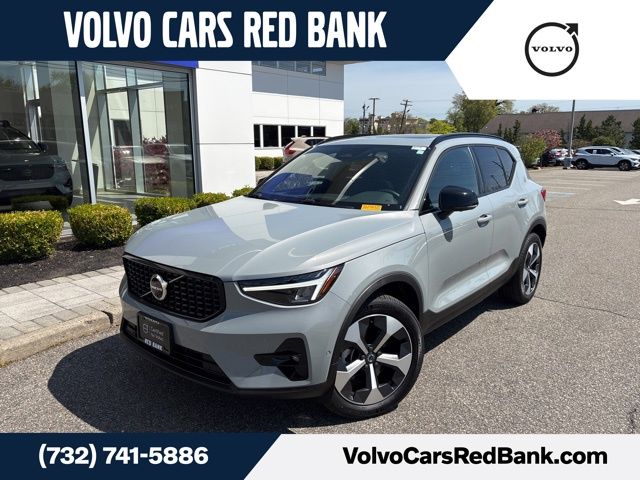 2025 Volvo XC40 B5 Plus Dark AWD's photo