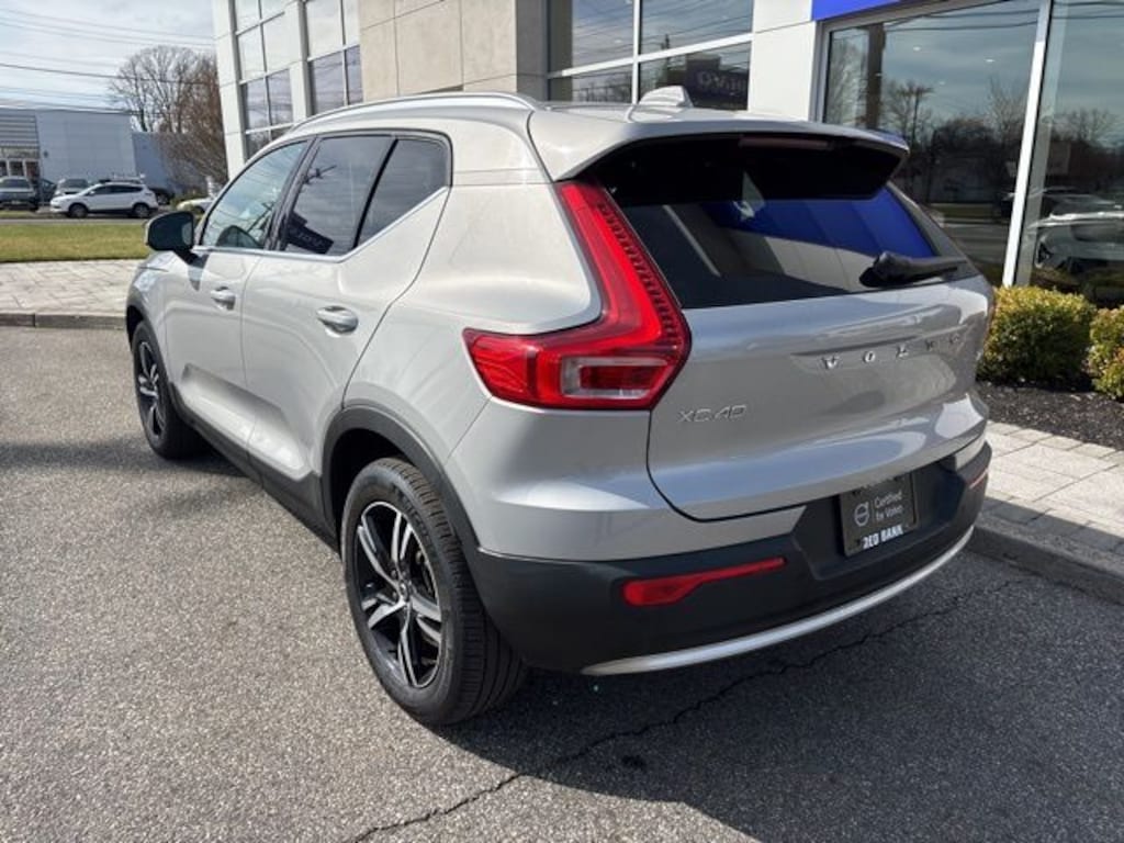 Certified 2025 Volvo XC40 B5 Core SUV