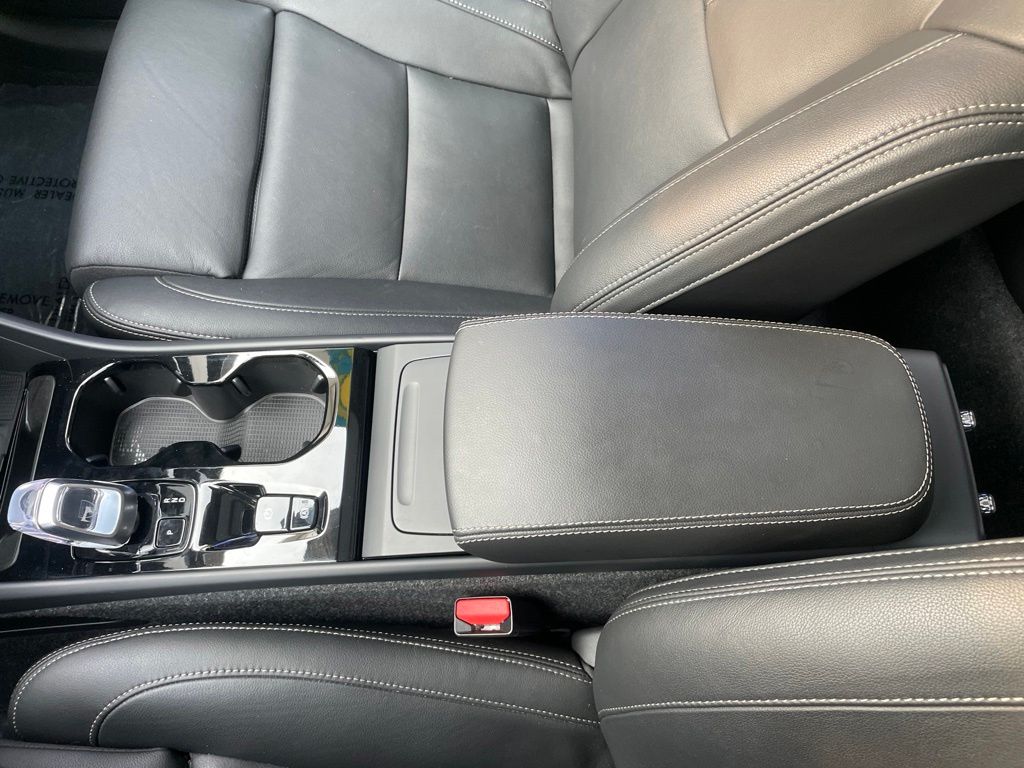 2025 Volvo XC40 Plus - Photo 22