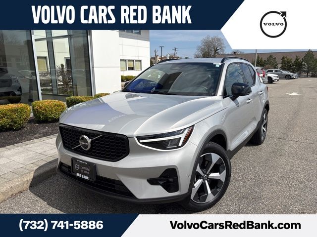 2025 Volvo XC40 B5 Plus Dark AWD's photo