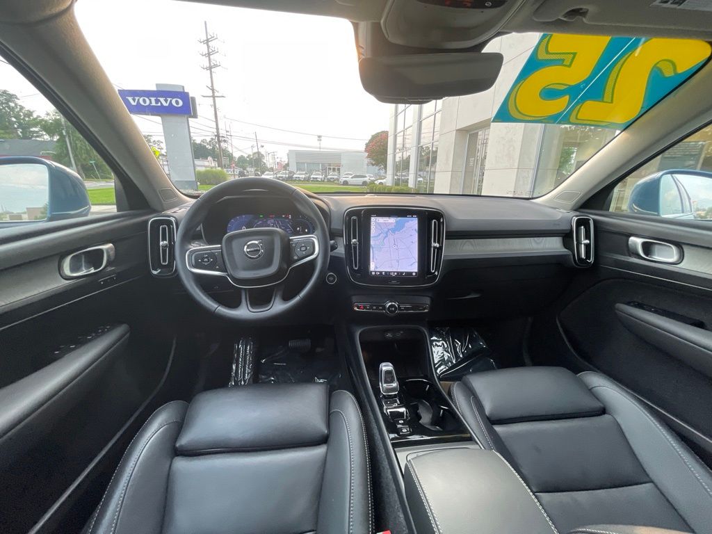 2025 Volvo XC40 Plus - Photo 18