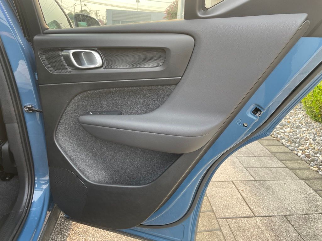2025 Volvo XC40 Plus - Photo 13