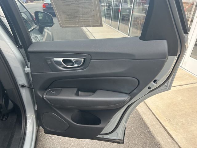 2025 Volvo XC60 Plus - Photo 12