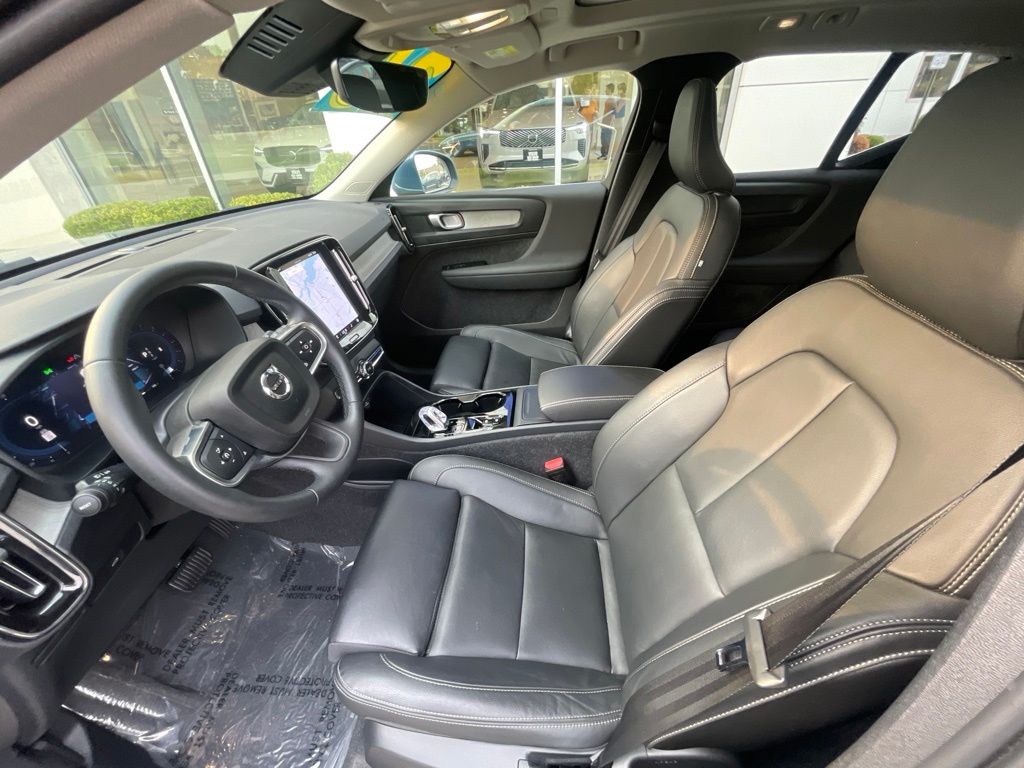 2025 Volvo XC40 Plus - Photo 21