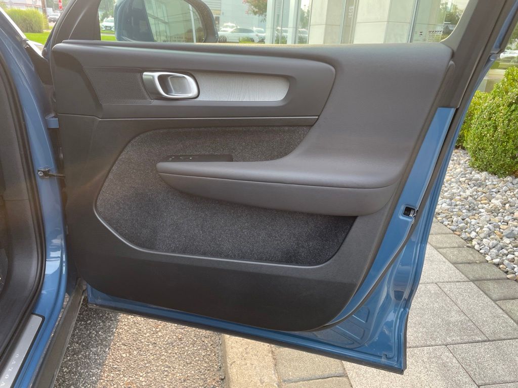 2025 Volvo XC40 Plus - Photo 15