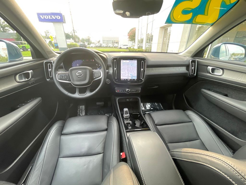 2025 Volvo XC40 Plus - Photo 18