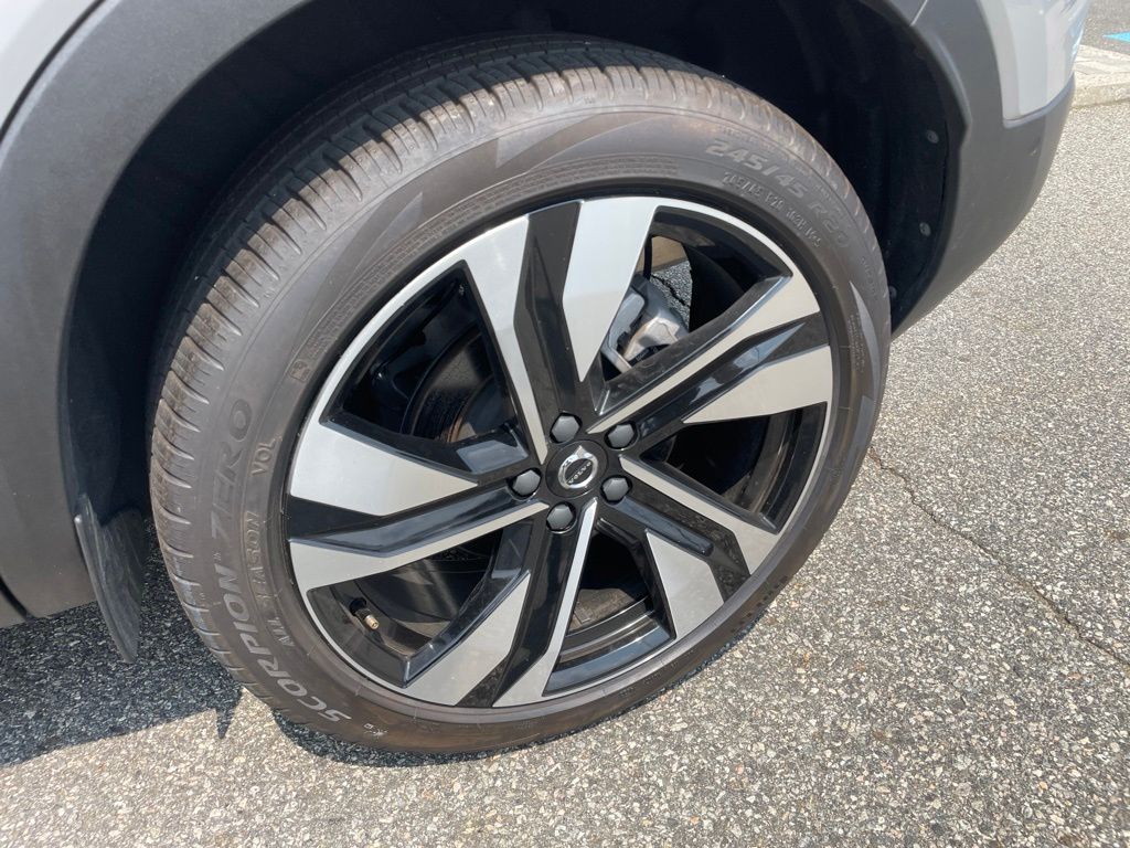 2025 Volvo XC40 Plus - Photo 10