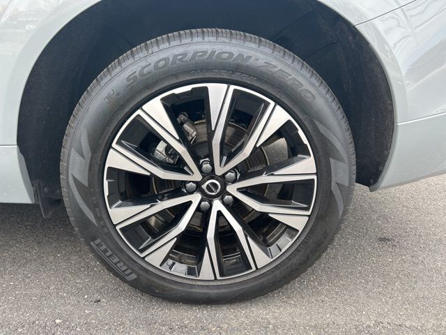 2025 Volvo XC60 Plus - Photo 9