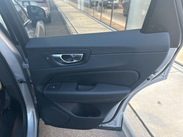 2025 Volvo XC60 Plus - Photo 12