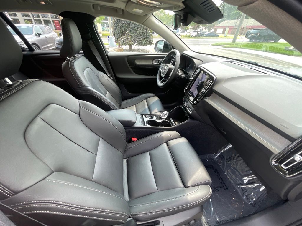 2025 Volvo XC40 Plus - Photo 16