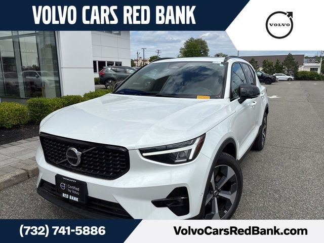 2025 Volvo XC40 B5 Plus Dark AWD's photo