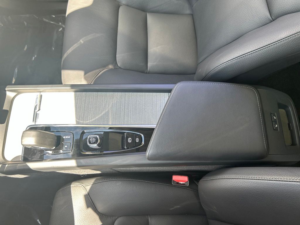 2025 Volvo XC60 Plus - Photo 29