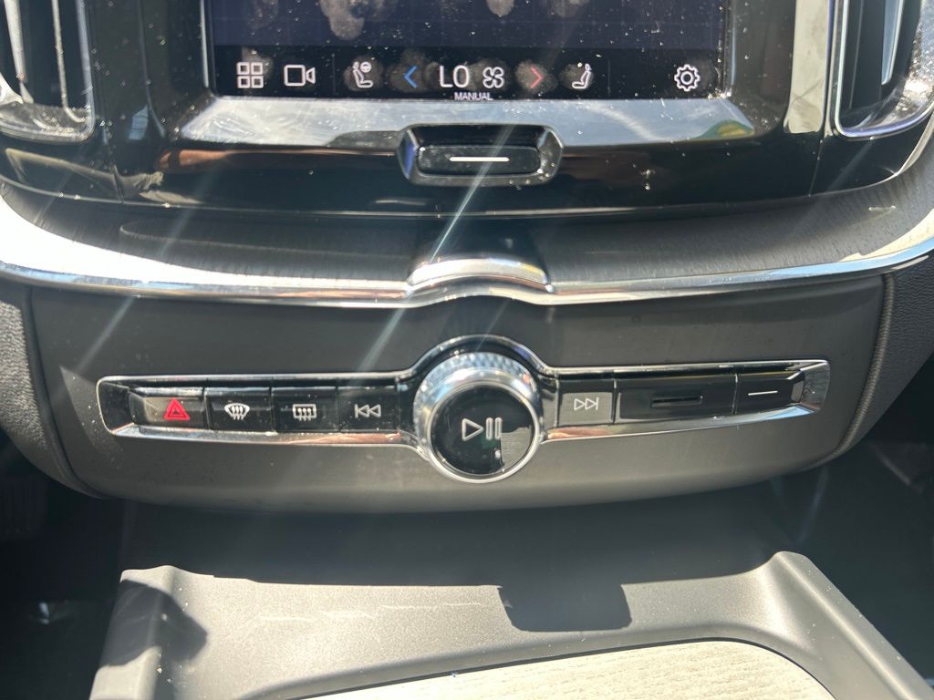 2025 Volvo XC60 Plus - Photo 28