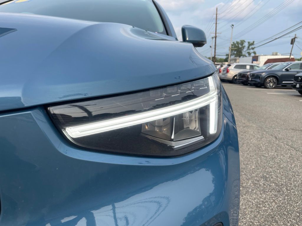 2025 Volvo XC40 Plus - Photo 9