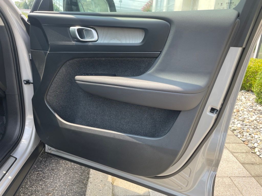 2025 Volvo XC40 Plus - Photo 15