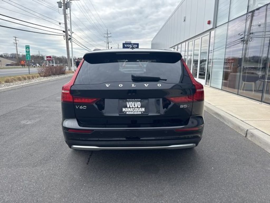 Used 2025 Volvo V60 Cross Country