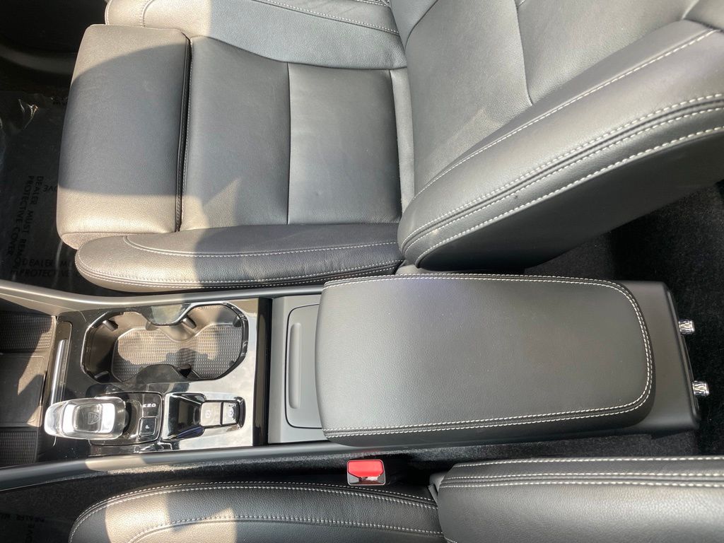 2025 Volvo XC40 Plus - Photo 22