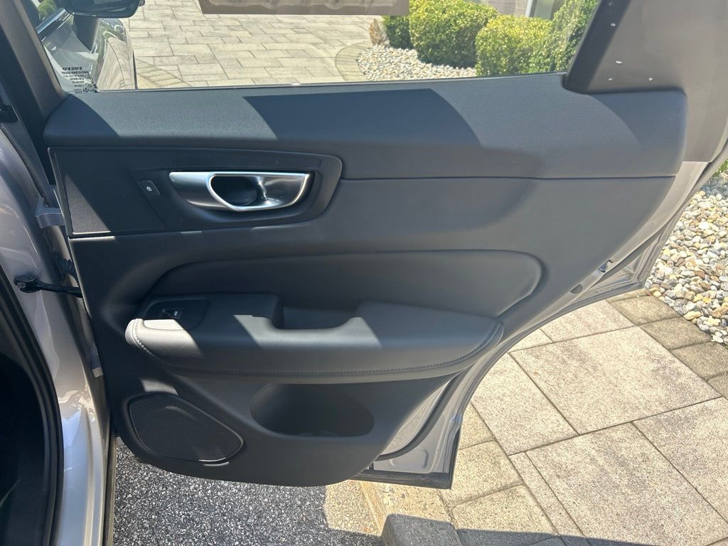 2025 Volvo XC60 Plus - Photo 13