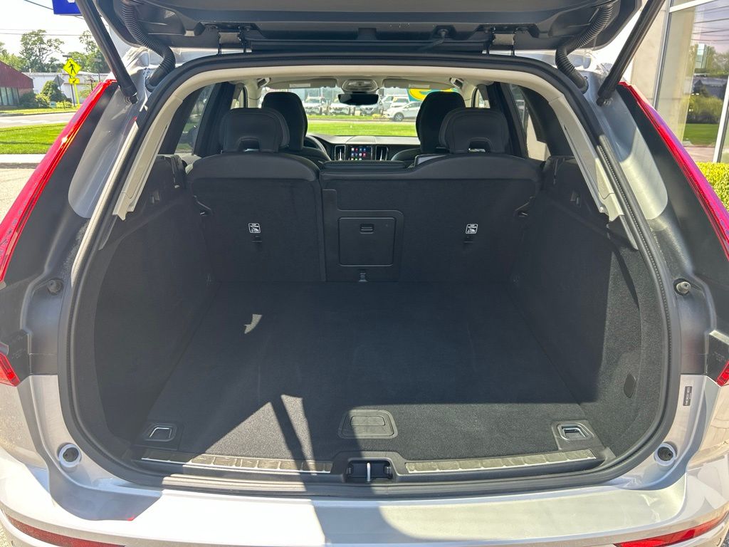 2025 Volvo XC60 Plus - Photo 12