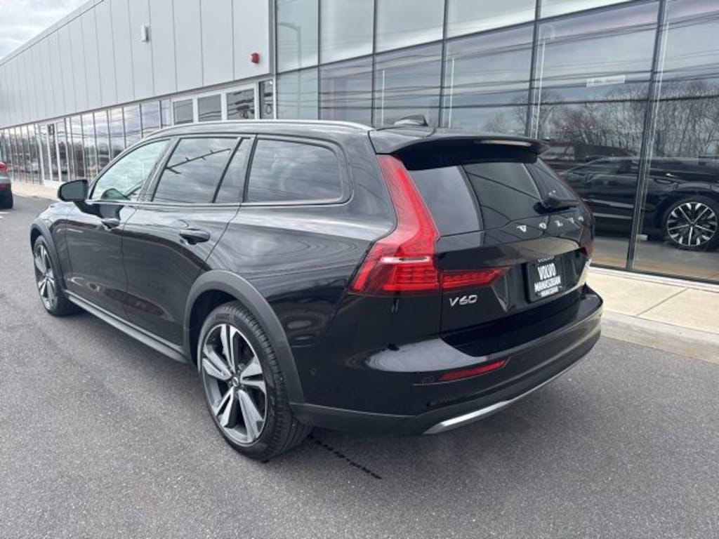 Used 2025 Volvo V60 Cross Country
