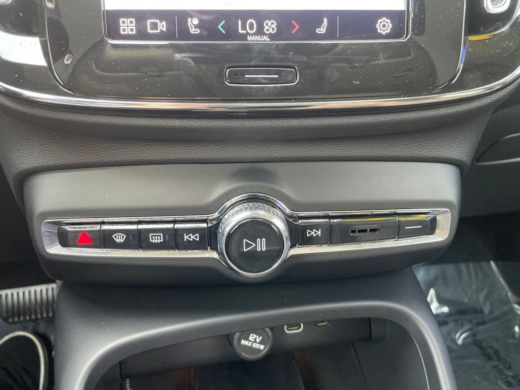 2025 Volvo XC40 Plus - Photo 27