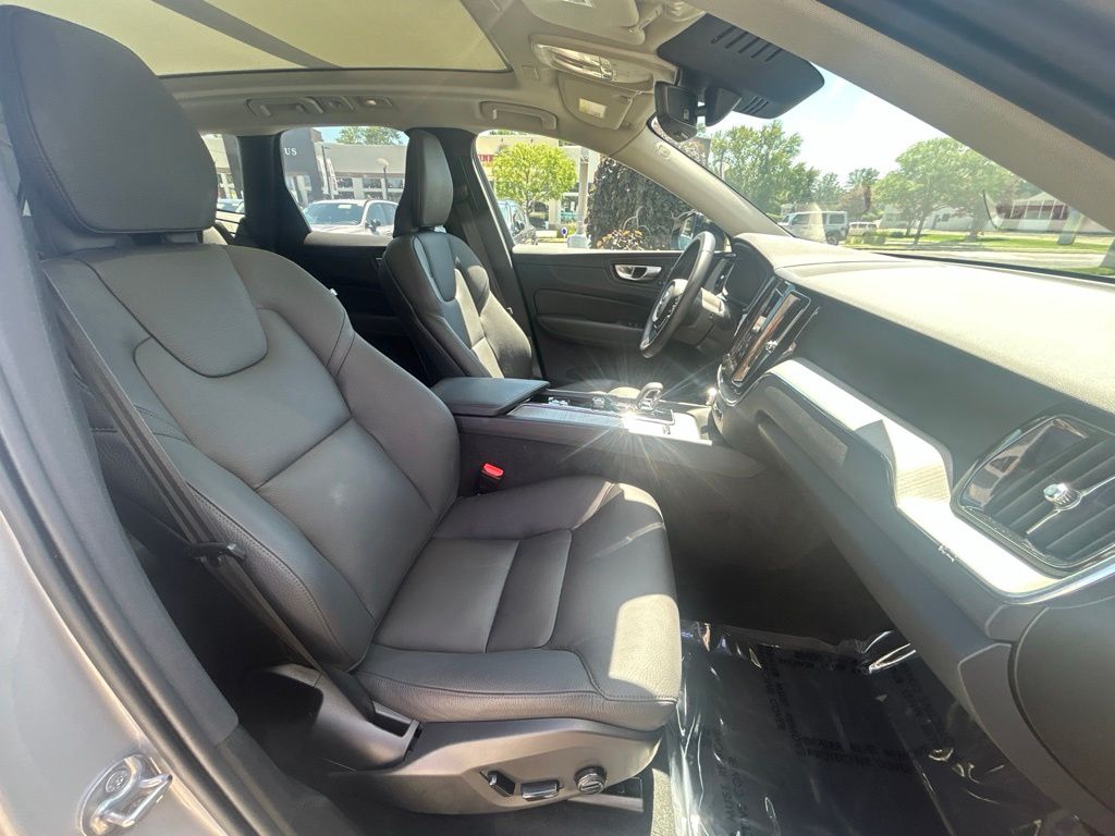 2025 Volvo XC60 Plus - Photo 16