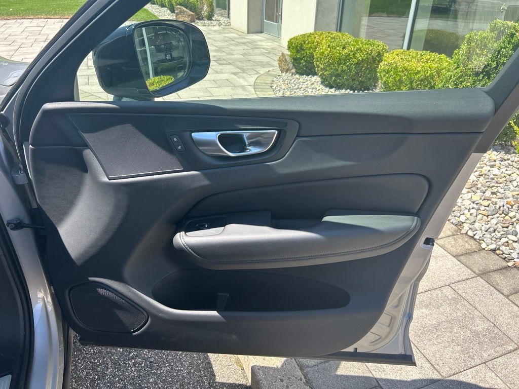 2025 Volvo XC60 Plus - Photo 15