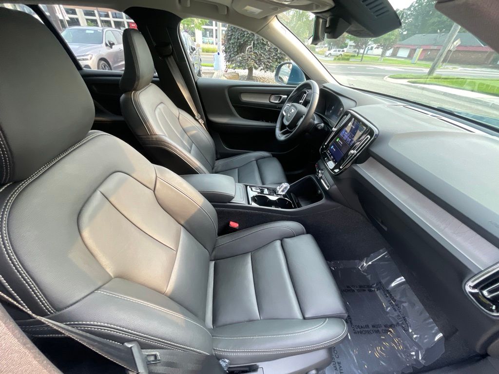 2025 Volvo XC40 Plus - Photo 16