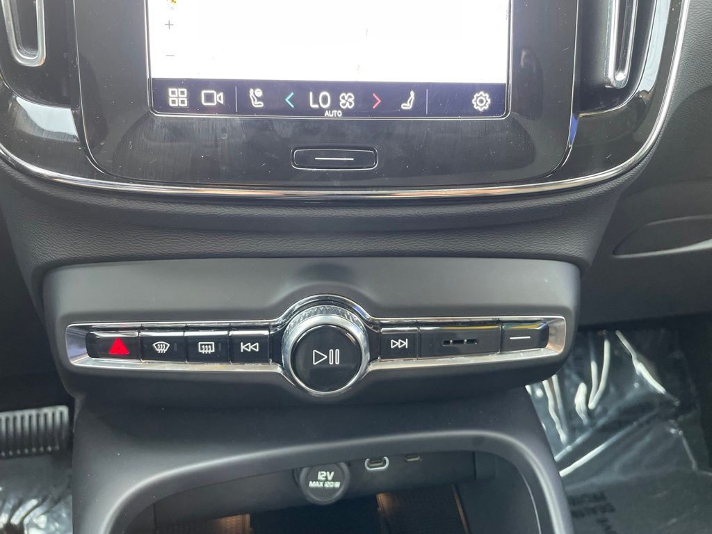 2025 Volvo XC40 Plus - Photo 27