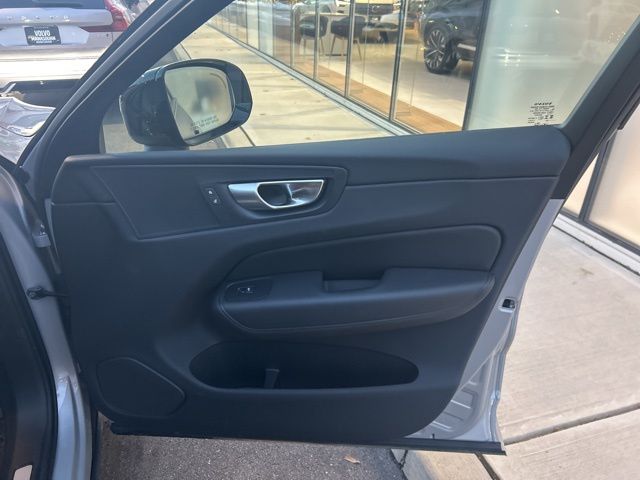2025 Volvo XC60 Plus - Photo 14