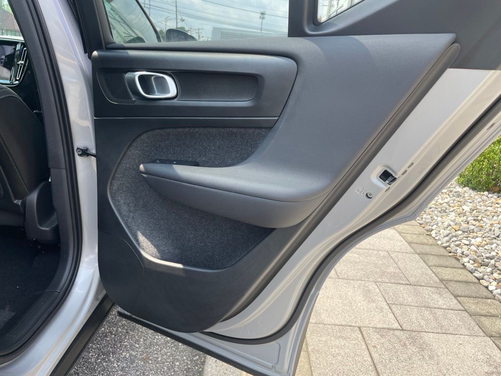 2025 Volvo XC40 Plus - Photo 13