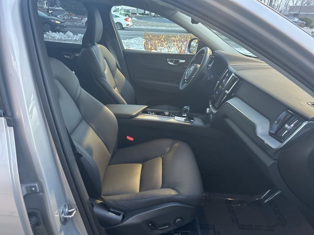 2025 Volvo XC60 Plus - Photo 15