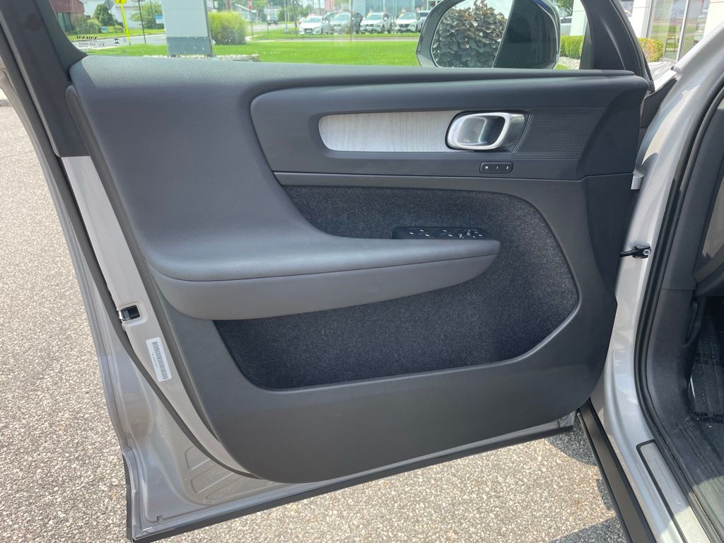 2025 Volvo XC40 Plus - Photo 20