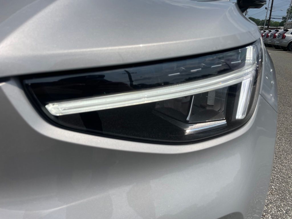 2025 Volvo XC40 Plus - Photo 9