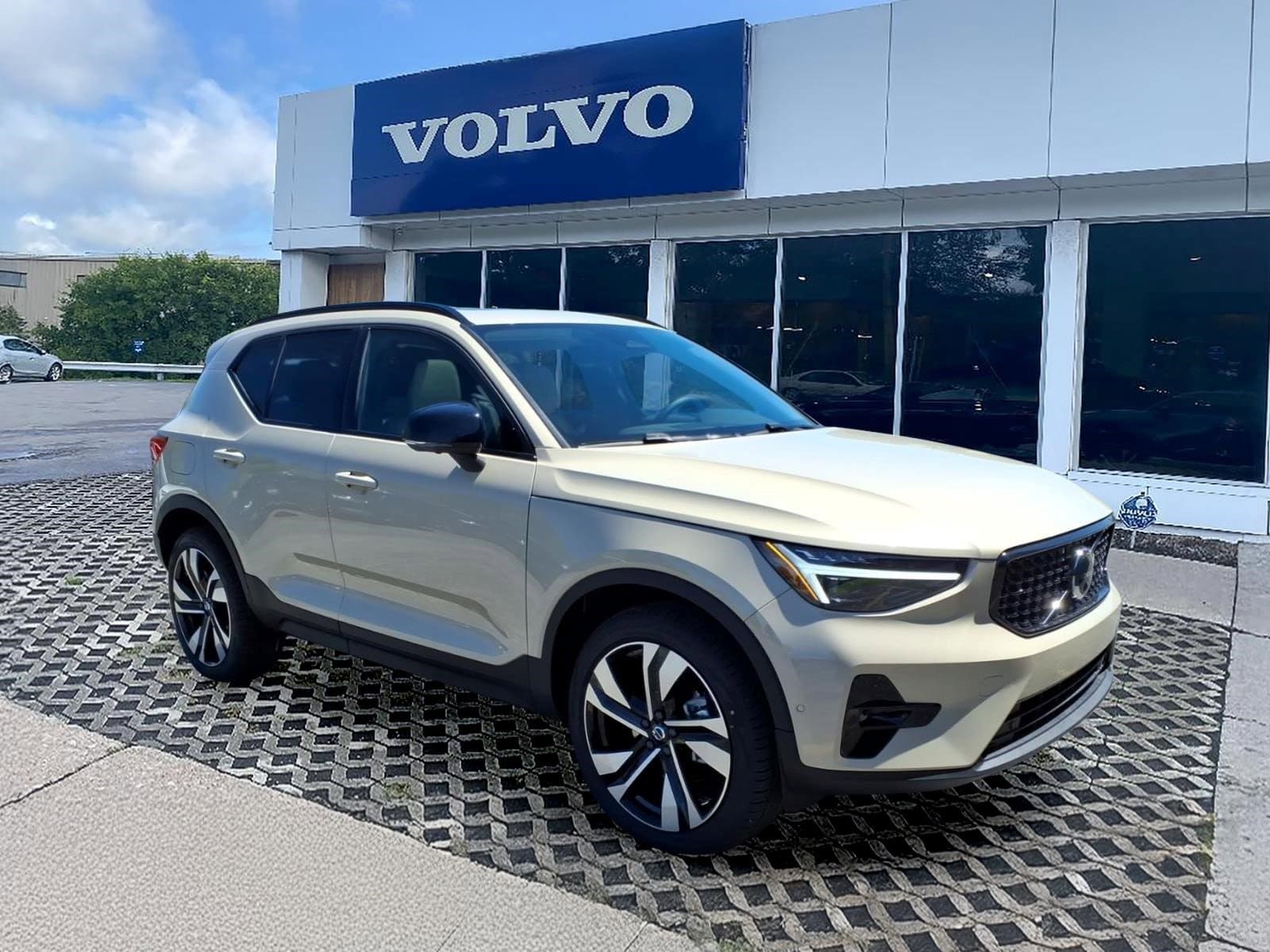 2026 Volvo XC40 B5 Plus Dark AWD's photo