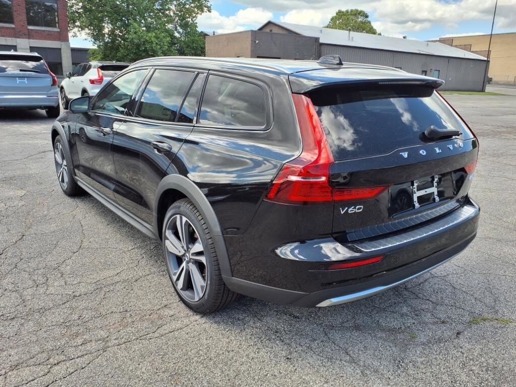 2026 Volvo V60 Cross Country B5 Plus photo 2