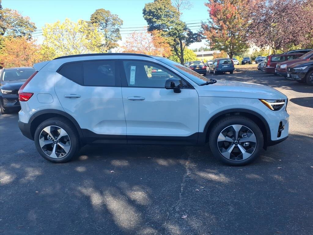 2026 Volvo XC40 Plus photo 2
